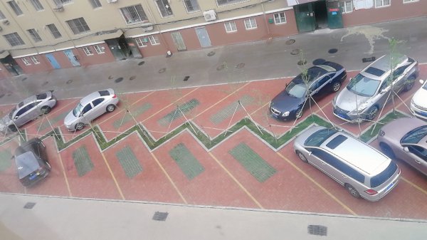 老一中對面，金泰小區(qū)住人二樓出租，拎包入住，年租，非誠勿擾。