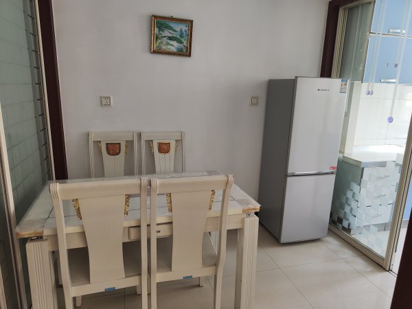 老一中對面，金泰小區(qū)住人二樓出租，拎包入住，年租，非誠勿擾。