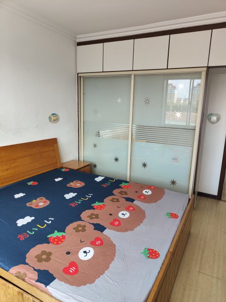 老一中對面，金泰小區(qū)住人二樓出租，拎包入住，年租，非誠勿擾。