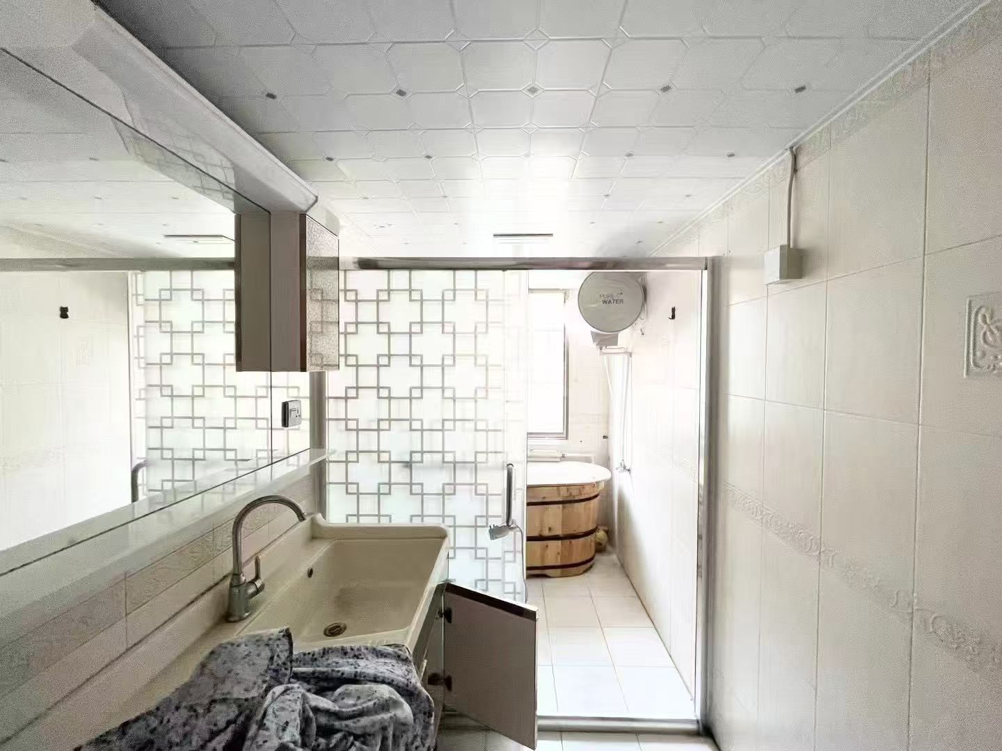 石馬街南天福社區(qū)一樓160平三室兩衛(wèi)家具家電齊全1500元