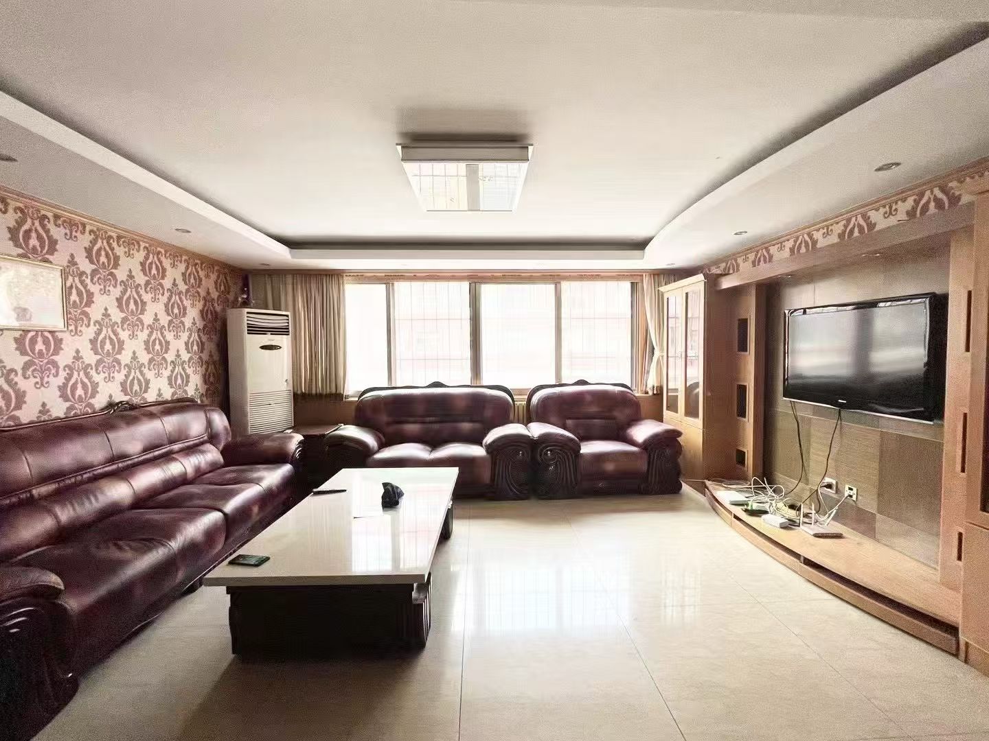 石馬街南天福社區(qū)一樓160平三室兩衛(wèi)家具家電齊全1500元