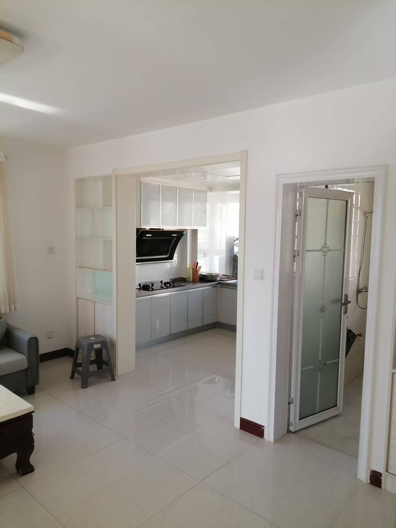 市中心，交通便利，每月1000元，家電齊全，拎包即可入住