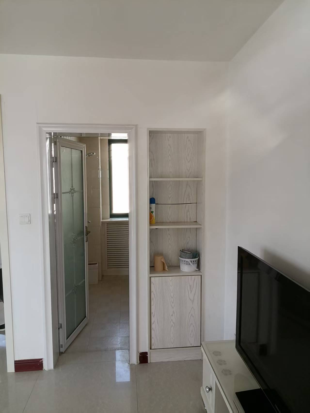 市中心，交通便利，每月1000元，家電齊全，拎包即可入住