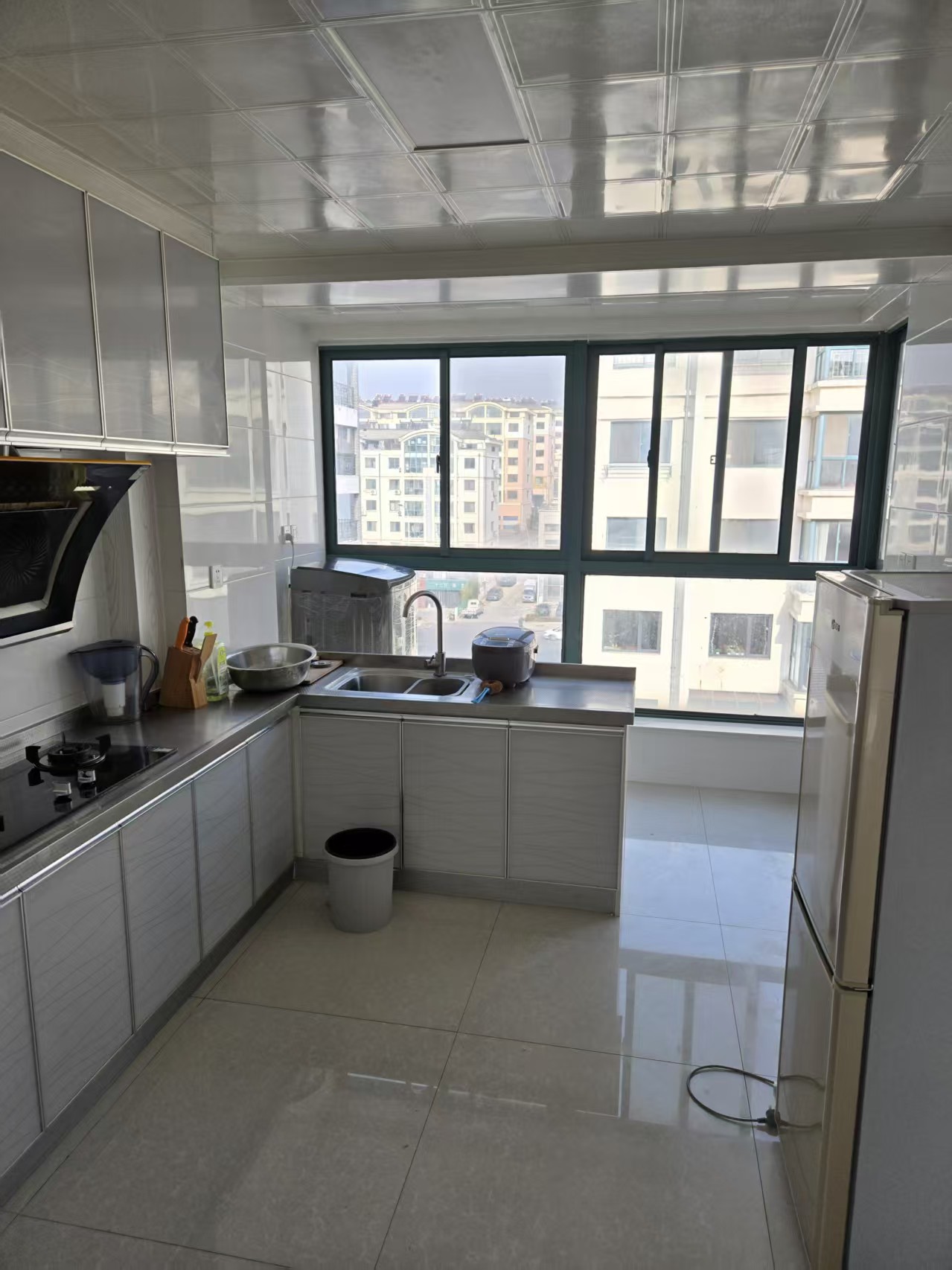 市中心，交通便利，每月1000元，家電齊全，拎包即可入住