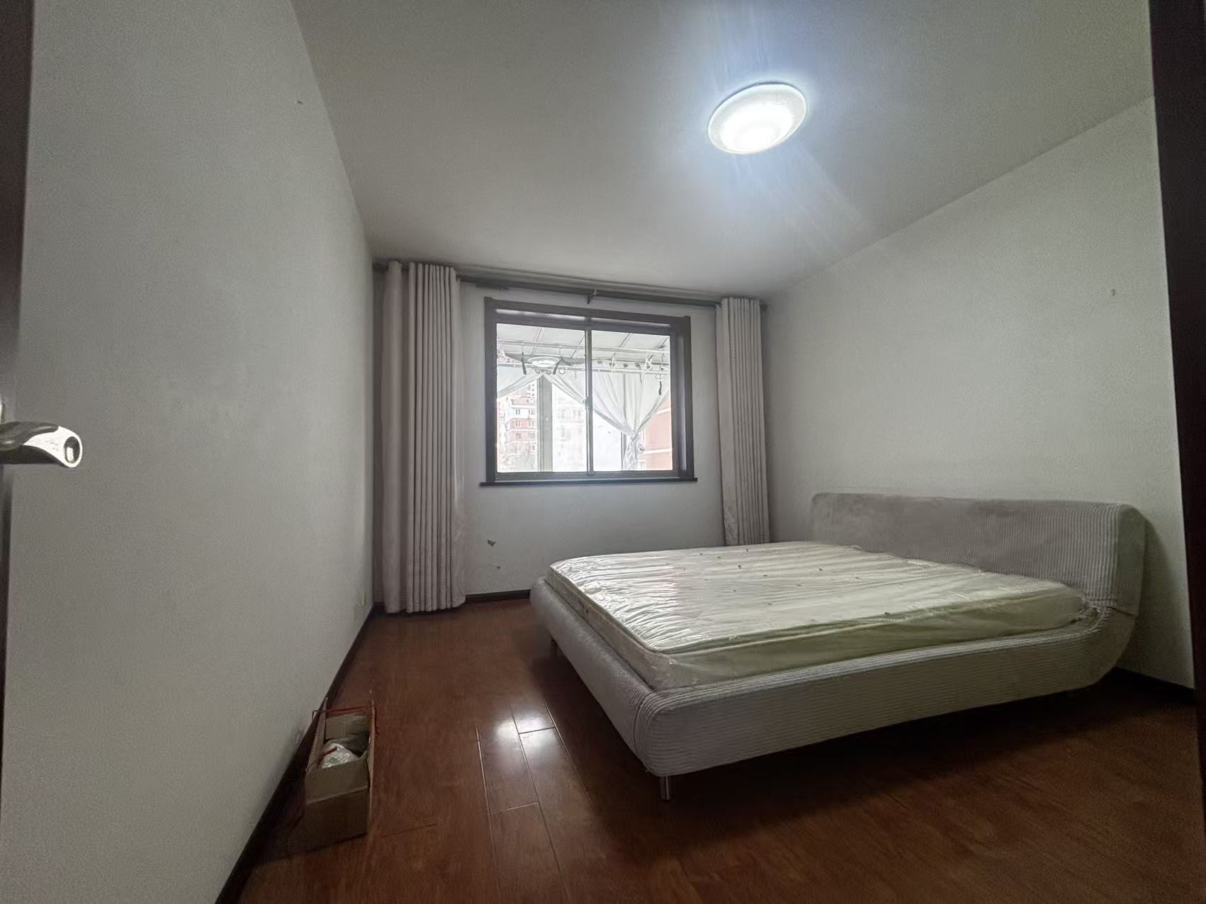 @出租陽光小區(qū)東區(qū)，2樓1100