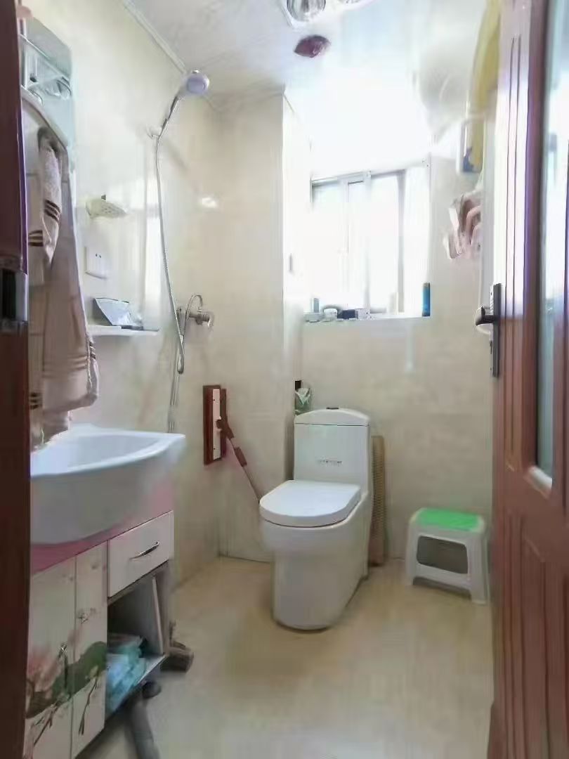 吉房出租！市中心美食街四樓70.82平三室