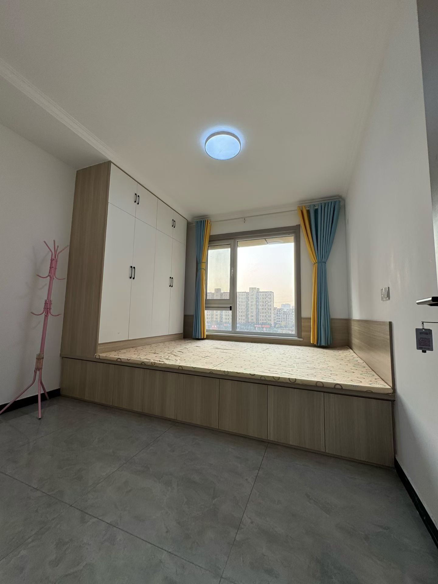 @出租:1400，宇程陽光，電梯精裝3室!