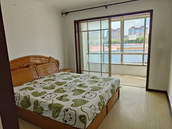 老一中對面，金泰小區(qū)住人二樓出租，拎包入住，年租，非誠勿擾。